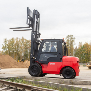 Небольшой дизельный вилочный погрузчик 5.0TON с двигателем Xinchai 4D35ZG31 Автоматическая коробка передач Дуплексный 4,5-метровый мачтовый погрузчик